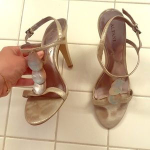 Strapped heels with shell detail